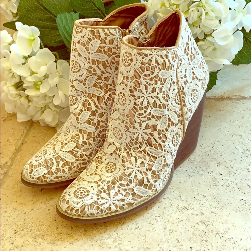 New Beautiful. Lace booties size 10